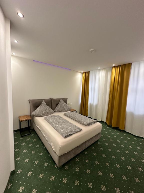 ein Schlafzimmer mit einem Bett in einem Zimmer in der Unterkunft City Apartments - Nürnberg Altstadt in Nürnberg
