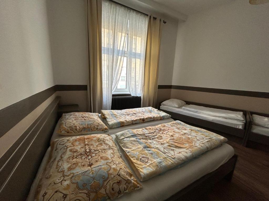 2 camas en una habitación pequeña con ventana en Kreiner 12 Apartment, en Viena