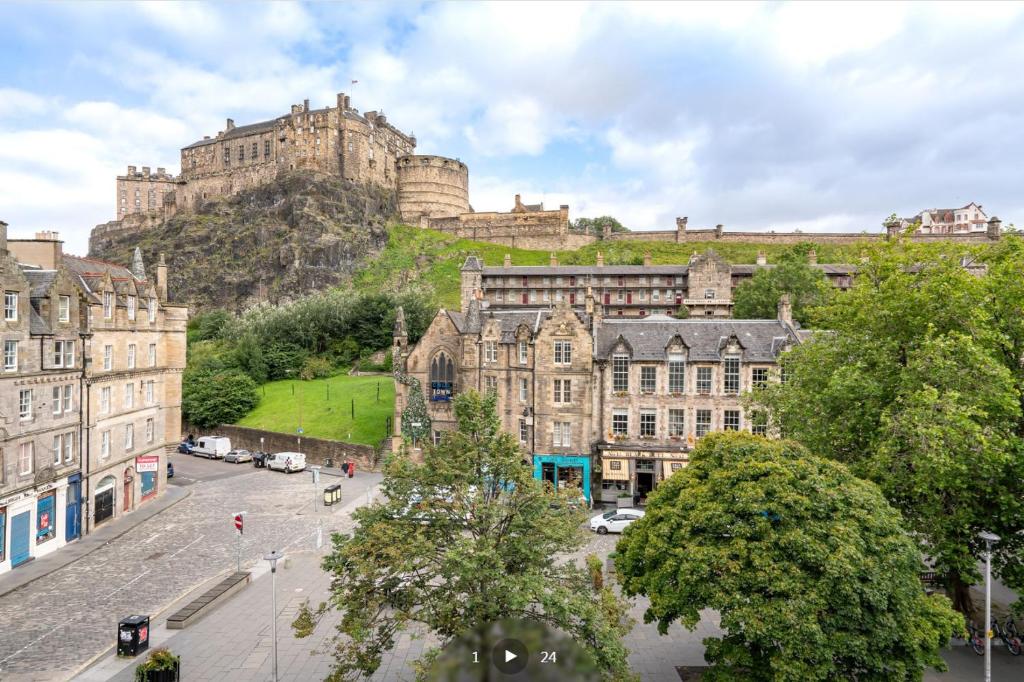 a view of a city with a castle in the background at 3 Bedrooms Flat in Central Edinburgh Old Town Sleeps 6 in Edinburgh