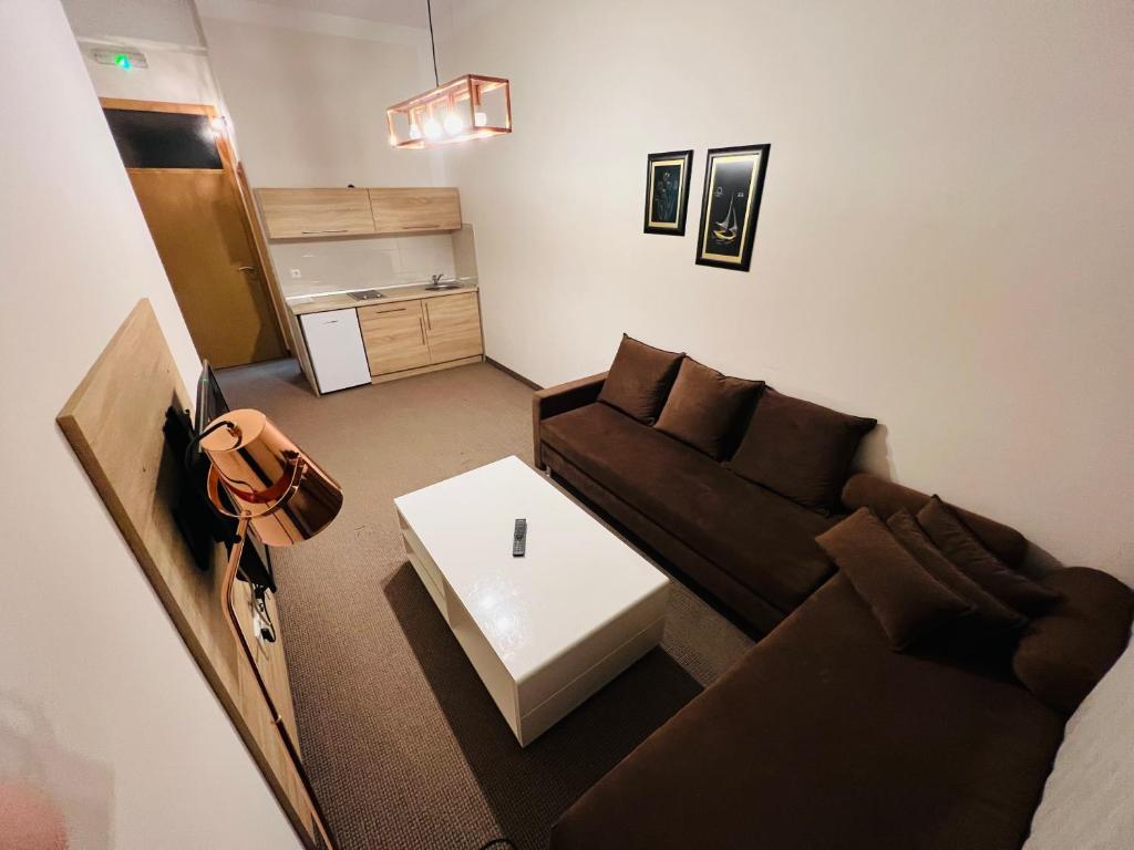 ein Wohnzimmer mit einem Sofa und einem Tisch in der Unterkunft Stan na dan / rent-a-flat per day in Bugojno