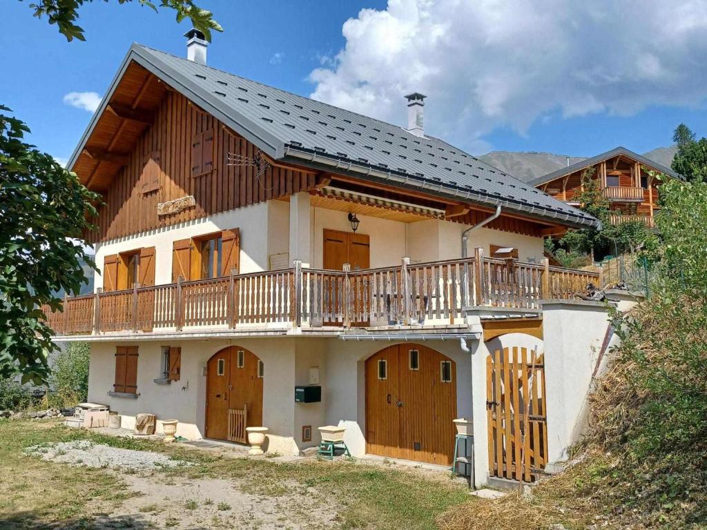 Cette grande maison dispose de portes en bois et d'un balcon. dans l'établissement Chalet Albiez-Montrond, 4 pièces, 8 personnes - FR-1-618-10, à Albiez-Montrond