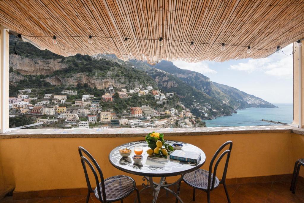 una mesa con vistas a la costa de Amalfi en YourHome - La Vedetta Sea View, en Positano