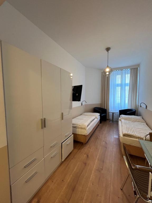 Habitación con 2 camas y armario. en Reiner 12 Apartment en Viena