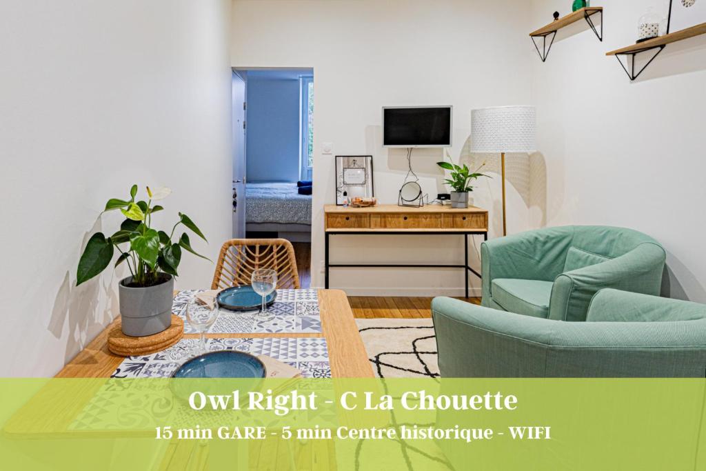 - un salon avec une table, des chaises et un bureau dans l'établissement Owl Right - C La Chouette, à Dijon