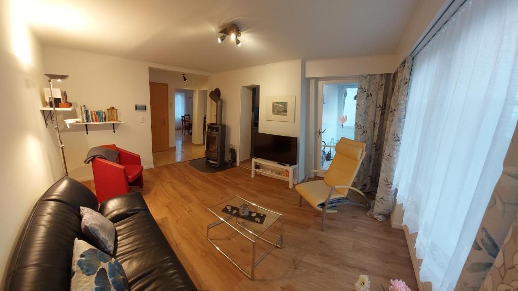 uma sala de estar com um sofá de couro e cadeiras em Renovierte 4.5Zimmerwohnung 90m2 em Wil