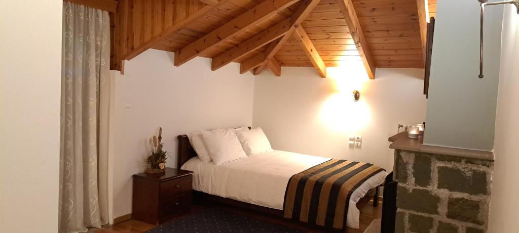 Postel nebo postele na pokoji v ubytování Archontiko Tzoumerkon