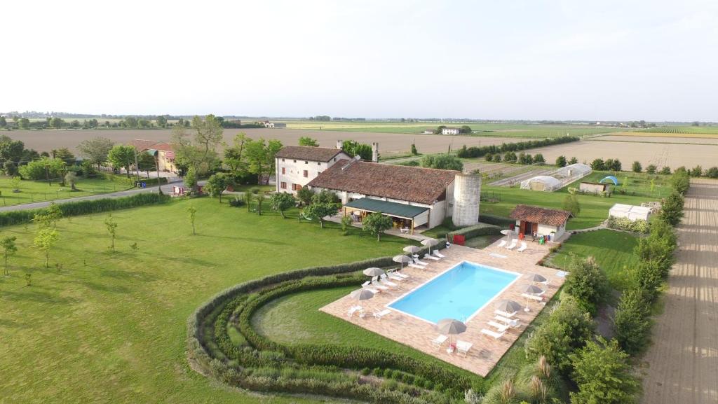 una vista aérea de una casa con piscina en Agrimargherita, en Caorle