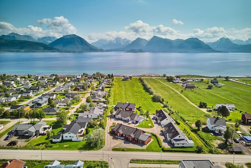 eine Luftansicht eines Resorts neben einem Wasserkörper in der Unterkunft Steiroveien in Sortland