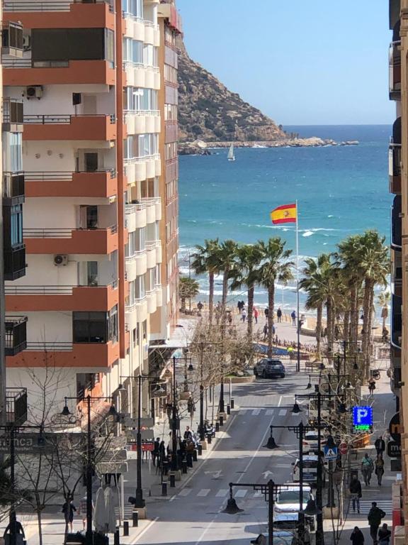 a street in front of a building and the beach at Casa de Feliz in Calpe