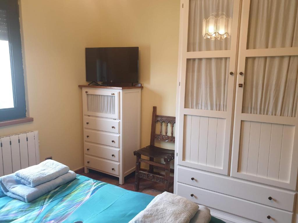 A bed or beds in a room at La Libélula de Gredos