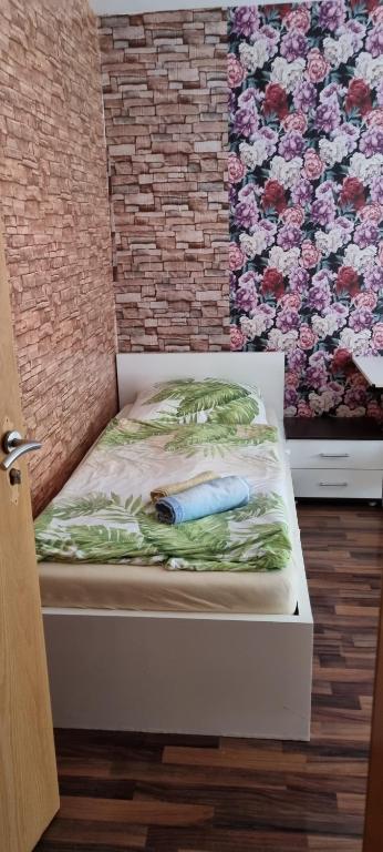 Postel nebo postele na pokoji v ubytování Pension Haus am Malesfelsen