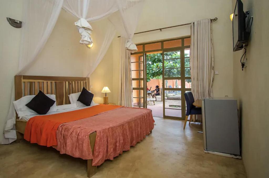 Een bed of bedden in een kamer bij Nv Fort Lugard Hotel Iganga