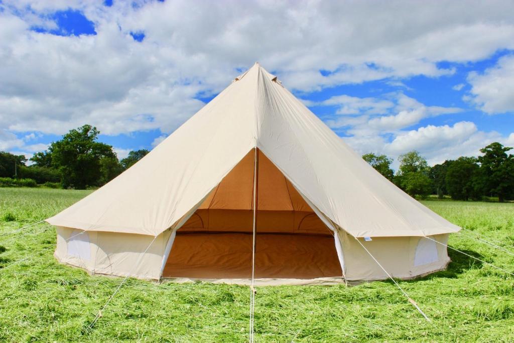 ein großes Glockenzelt auf einem Grasfeld in der Unterkunft Trevena Cross Bell Tent in Helston