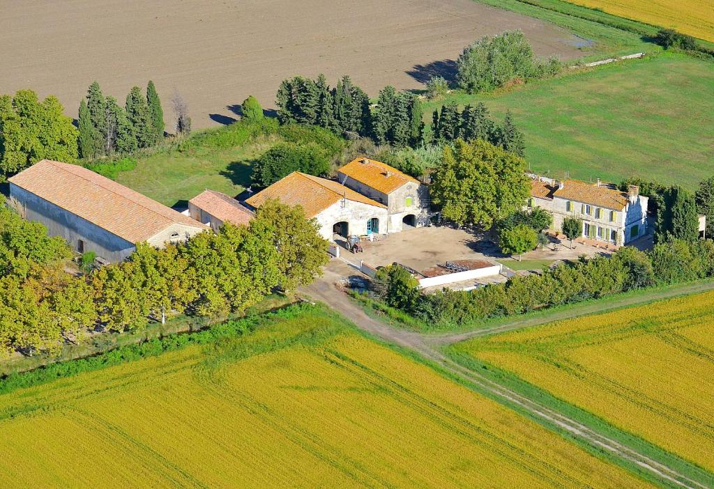une vue aérienne sur une maison au-dessus d'un champ dans l'établissement Mas d'yvan, à Arles