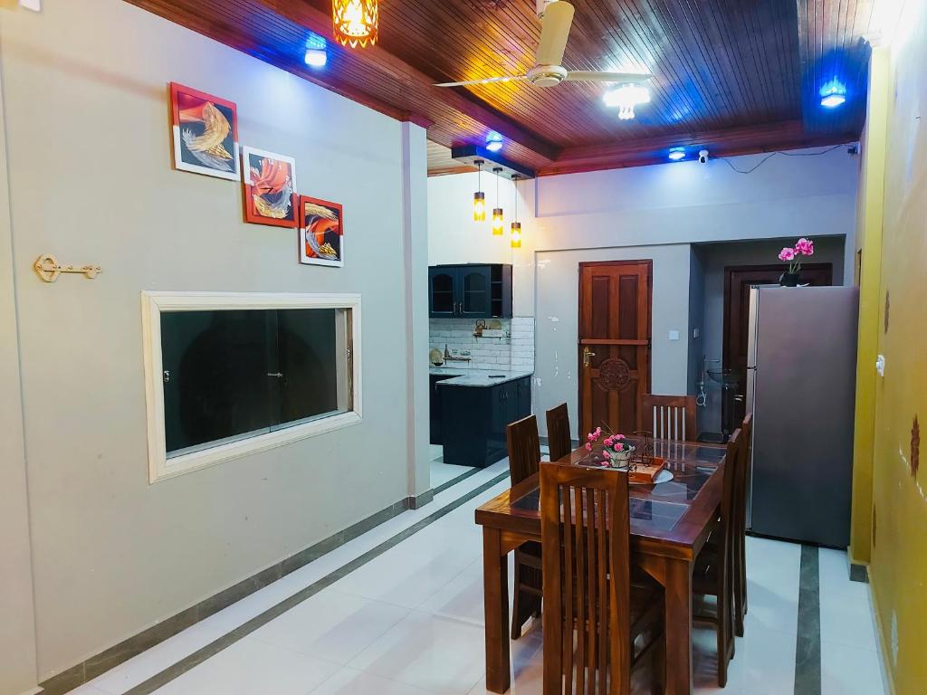 TV a/nebo společenská místnost v ubytování Rajeevan Garden Guest House