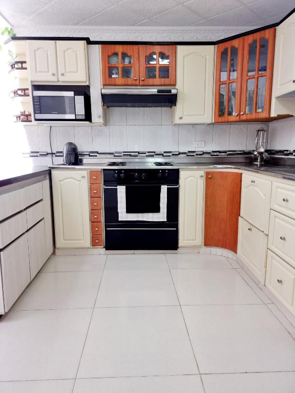 Kuchyň nebo kuchyňský kout v ubytování Hermosa casa en Bucaramanga