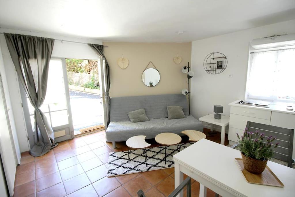 un salon avec un canapé et une table dans l'établissement Studio au calme proche Libération, à Nice