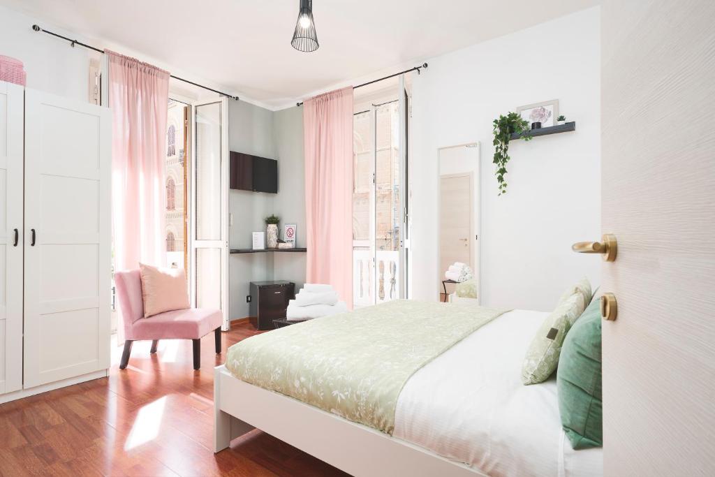 1 dormitorio blanco con 1 cama y 1 silla en Quiet Night Affittacamere La Spezia, en La Spezia