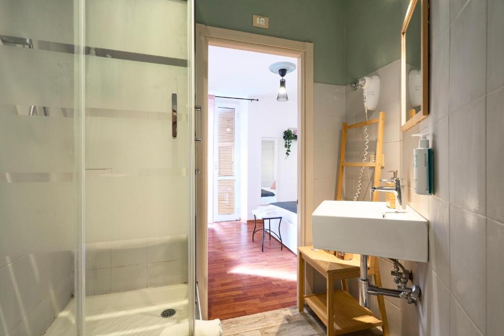 bagno con lavandino e doccia in vetro di Quiet Night Affittacamere La Spezia a La Spezia