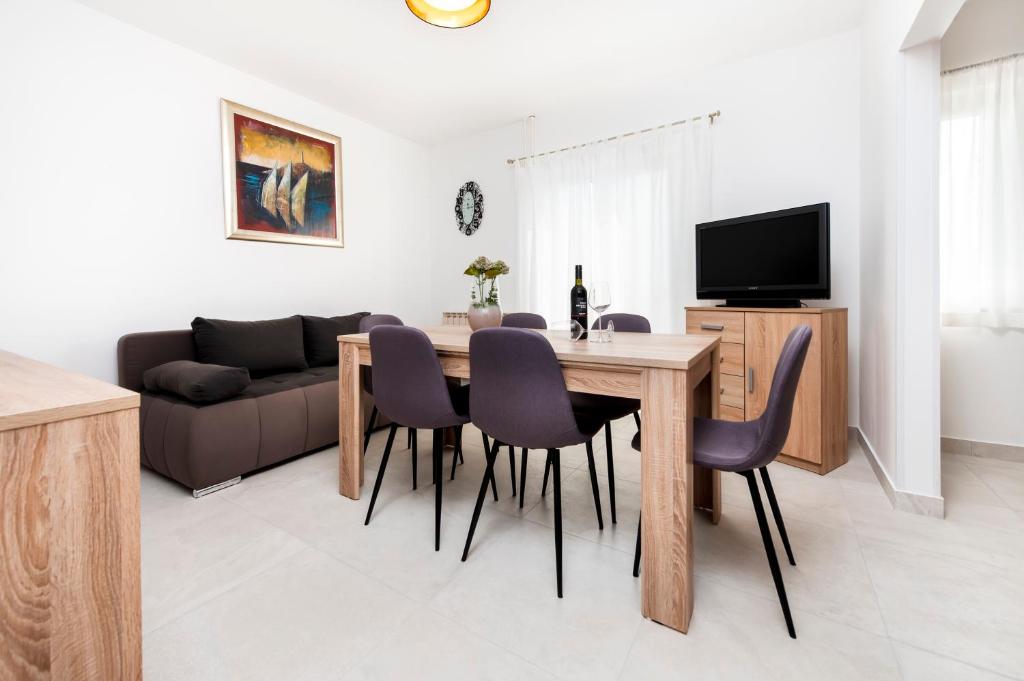 ein Wohnzimmer mit einem Esstisch und einem Sofa in der Unterkunft Apartment Ivo in Rovinj