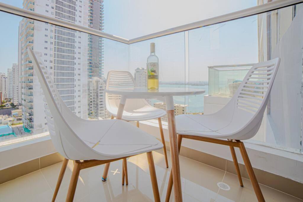1 mesa y 2 sillas en una habitación con ventana en Altitude Haven Loft w/ Bay View, en Cartagena de Indias