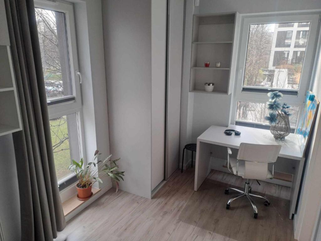 Słońce Bemowa في وارسو: مكتب به مكتب ونوافذ