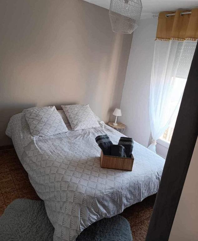 - une chambre avec un lit doté d'une boîte en bois dans l'établissement La coquille - Appartement spacieux 45m2, T2 à 1min de la plage - WIFI, à Valras-Plage
