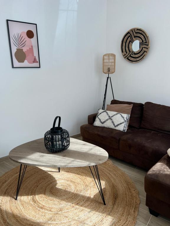 a living room with a coffee table and a couch at Maison Bohème in Hénin-Beaumont