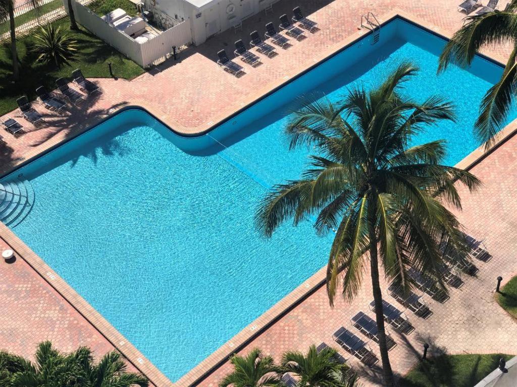 Tầm nhìn ra hồ bơi gần/tại Oceanfront Miami Beach Studio 925