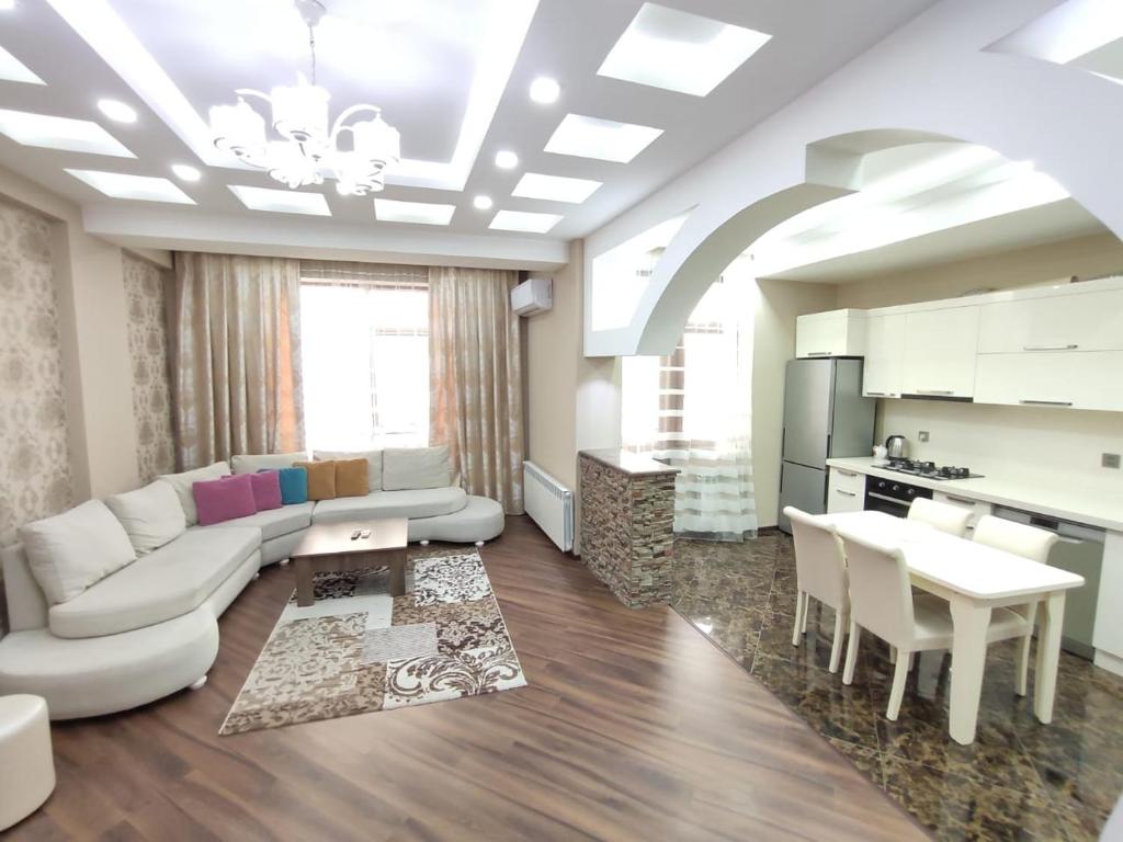 sala de estar con sofá y mesa en White House en Bakú