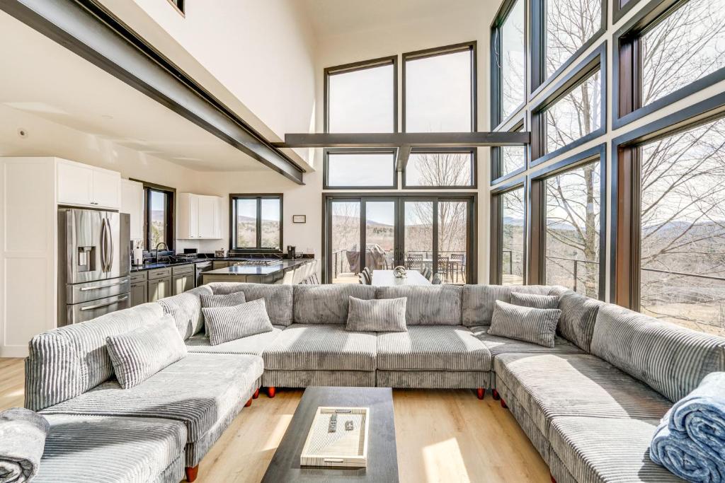 Posezení v ubytování Custom Windham Mtn Villa with Pool, Theater and Views!