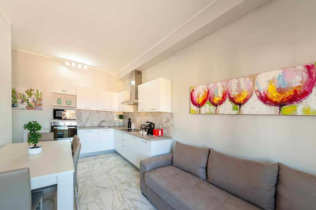 a living room with a couch and a kitchen at City Center near the beach in Castelsardo