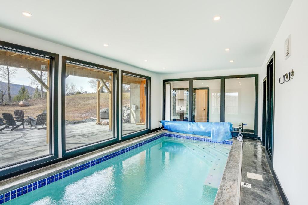Bazén v ubytování Custom Windham Mtn Villa with Pool, Theater and Views! nebo v jeho okolí