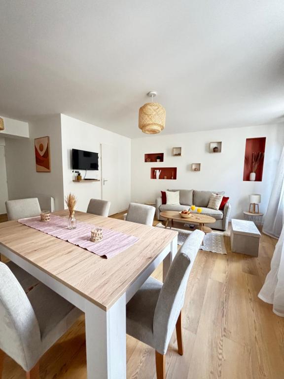 - une salle à manger et un salon avec une table et des chaises en bois dans l'établissement Le Duplex Safari, à Saint-Aignan