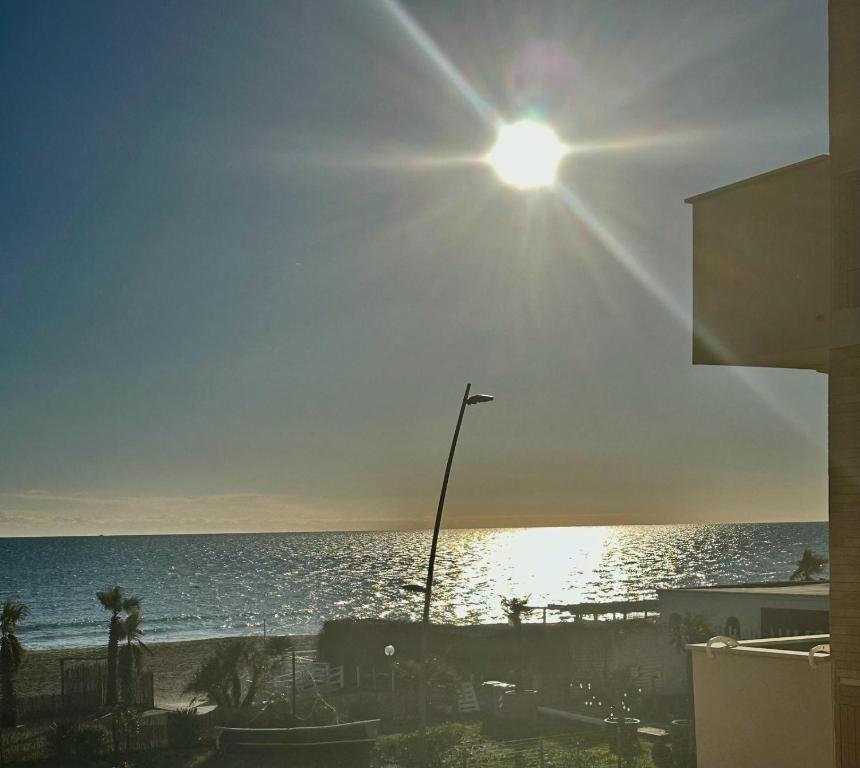 - une vue sur l'océan avec une lumière de rue dans l'établissement HOUSE BEACH, à Borgo Sabotino