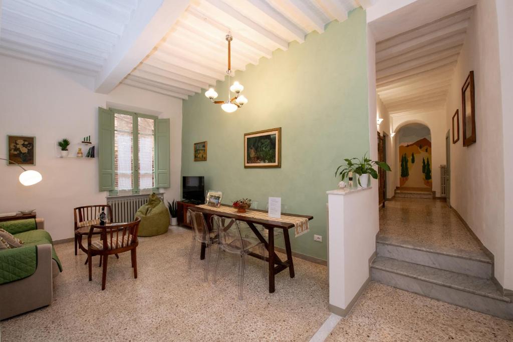 uma sala de estar com uma mesa e um sofá em Casa di Lara - Nel cuore della città em Montepulciano