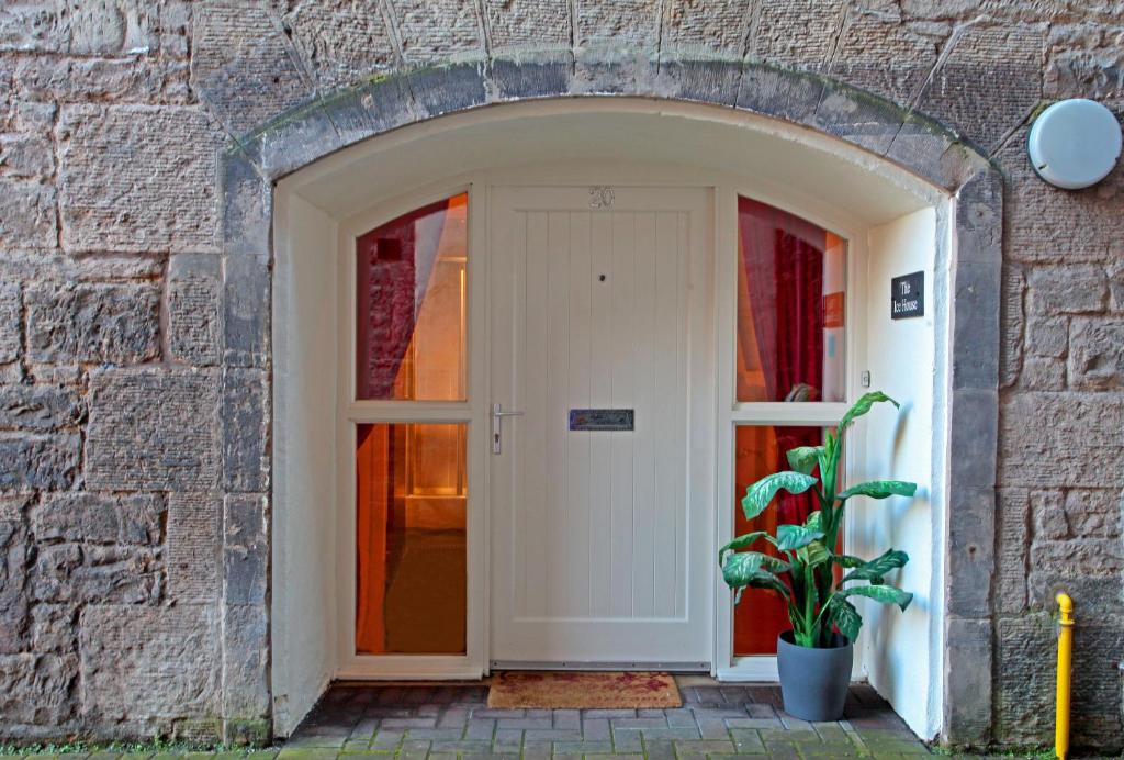 una puerta de entrada a un edificio con una maceta en The Ice House en Edimburgo