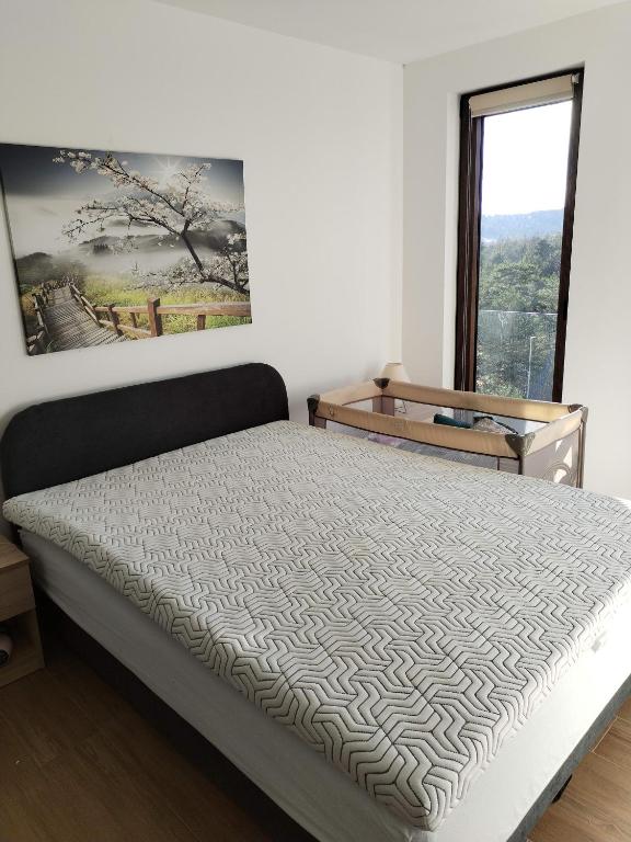 ein Schlafzimmer mit einem Bett und einem Wandgemälde in der Unterkunft Borovi 24 in Divčibare
