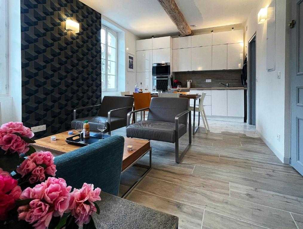 un salon avec un canapé et une table dans l'établissement Un appartement contemporain en centre-ville, à La Seyne-sur-Mer