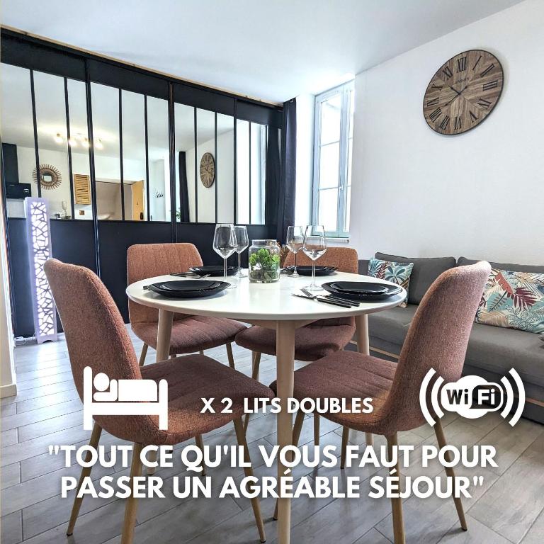 une salle à manger avec une table et des chaises blanches dans l'établissement Bel Appartement Meximieux Centre Ville 2 chambres, à Meximieux