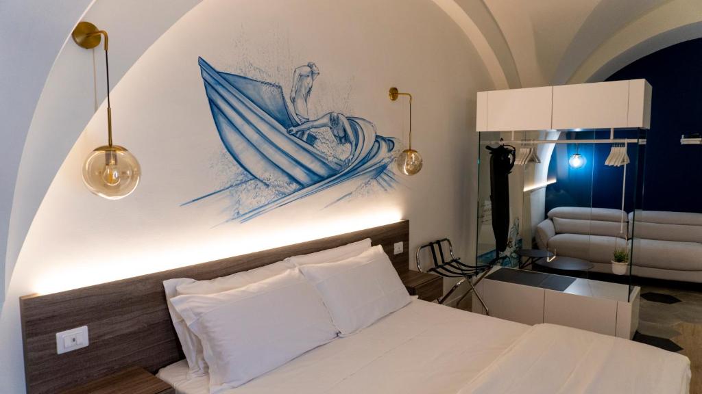 una camera da letto con un letto e un dipinto sul muro di Notti d'Autore Suites a Catania