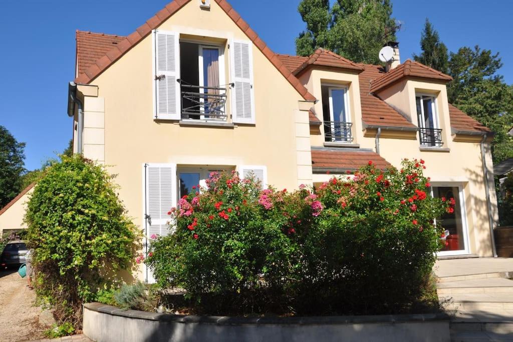 ein Haus mit Blumen davor in der Unterkunft Maison à la campagne proche Disney in Couilly-Pont-aux-Dames