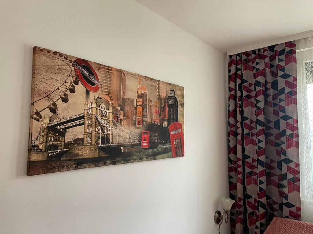 una foto colgada en una pared en una habitación en Apartmani Urošević en Vrhpolje