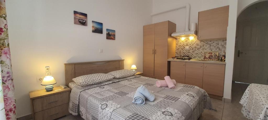 un dormitorio con una cama con dos animales de peluche en LARINAKI'S STUDIO No2, en Amorgós
