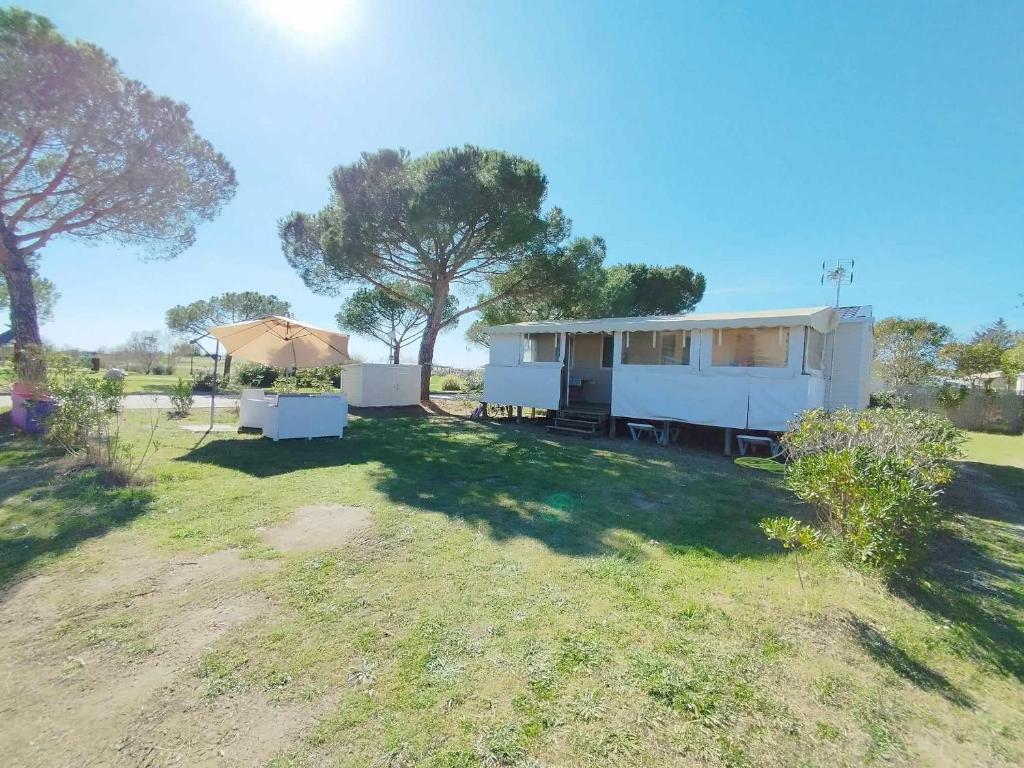 a white house in the middle of a field at Rêve de Jade - all inclusive in Lattes