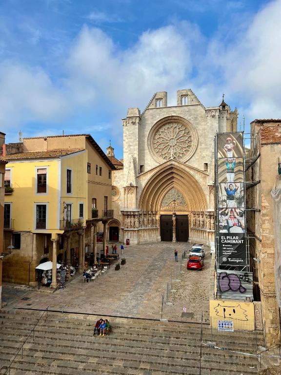 un gran edificio con un gran arco en una ciudad en Acogedor apartamento enfrente de la catedral en Tarragona