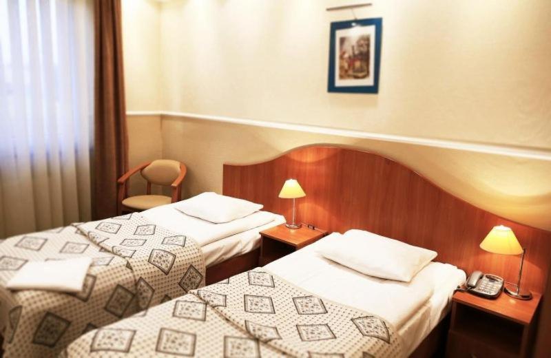 Un pat sau paturi într-o cameră la Hotel Korona & Restauracja
