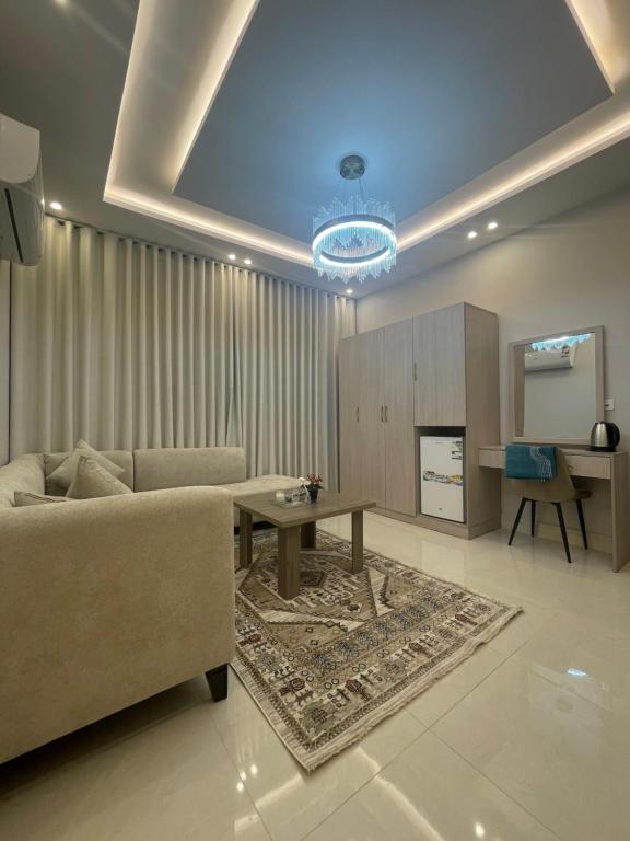 a living room with a couch and a table at شقق فندقيه فاخره بتصمم عصري ودخول ذاتي in Jeddah