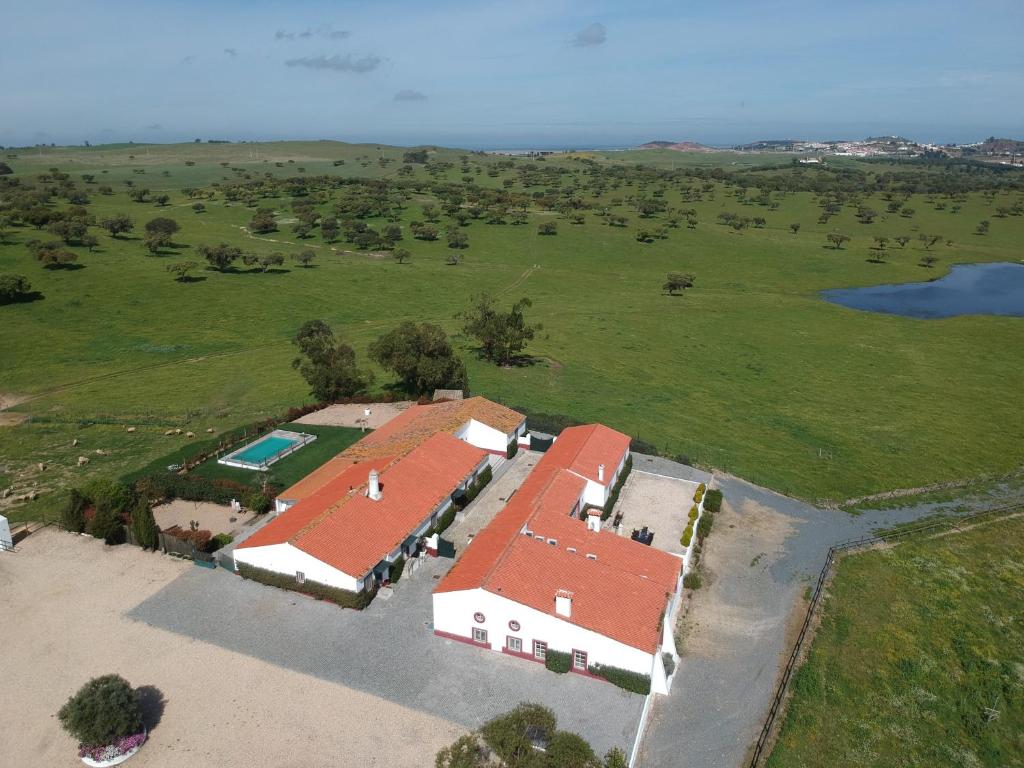 Una vista aérea de una casa grande con patio. en Herdade da Boavista, en Aljustrel