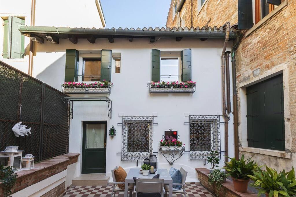 Tòa nhà nơi căn hộ tọa lạc